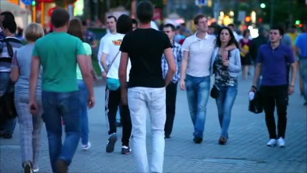 La gente camina por la calle principal — Vídeo de stock