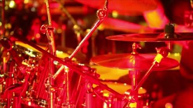 bir konserde oynarken davulcu