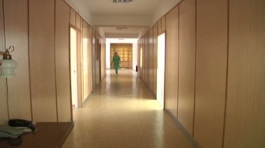 Koridor üzerinde oturan insanlar