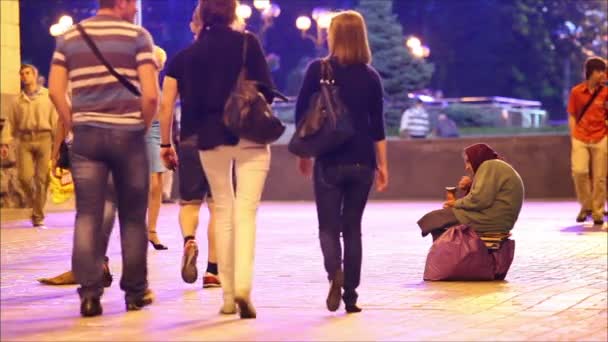 Menschen laufen auf der Hauptstraße — Stockvideo