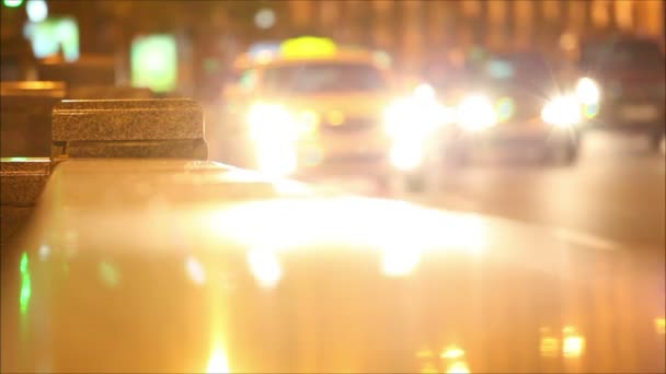 Nachtverkehr in der Stadt — Stockvideo