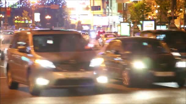 Nachtverkeer in de stad — Stockvideo