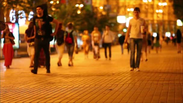 La gente camina por la calle principal — Vídeo de stock