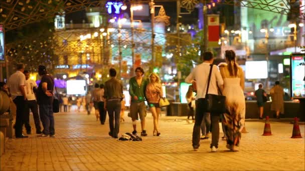 Ana caddedeki insanlar yürümek — Stok video
