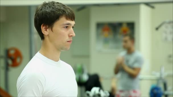 年轻的家伙在健身房 — 图库视频影像