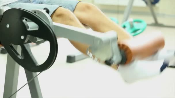 Cvičení pro nohy v tělocvičně — Stock video