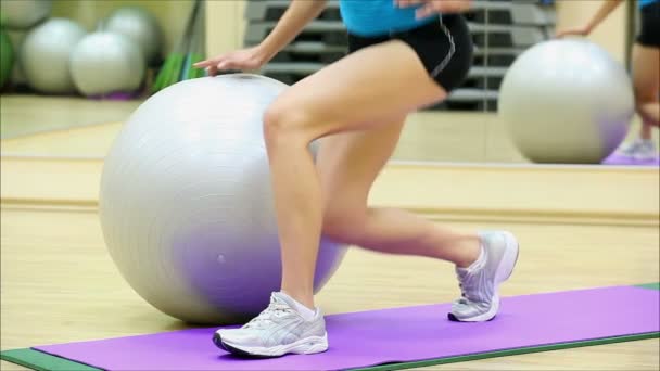 Belle fille fait des exercices — Video