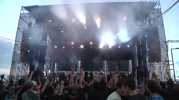 Publikum bei einem Rockfestival — Stockvideo