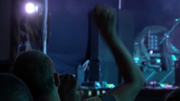 Publikum bei einem Rockfestival — Stockvideo