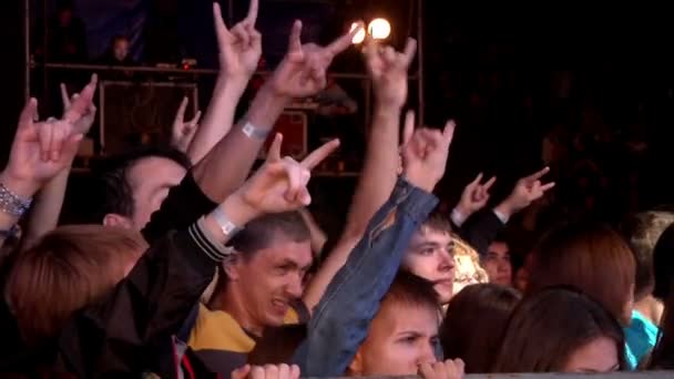 Publiken på en rockfestival — Stockvideo