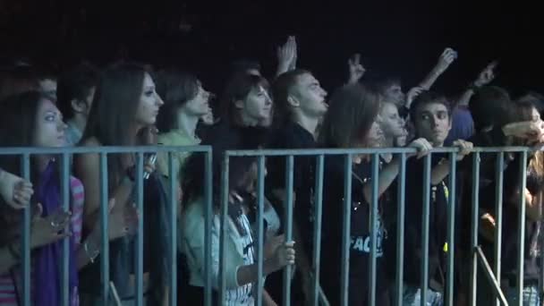 Audiencia en un festival de rock — Vídeo de stock