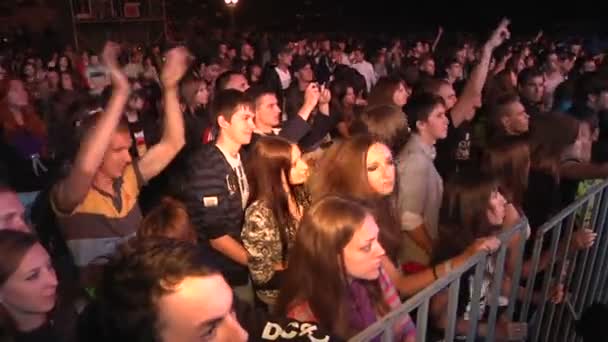 Audience at a rock festival — Stock Video
