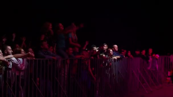 Audiência em um festival de rock — Vídeo de Stock