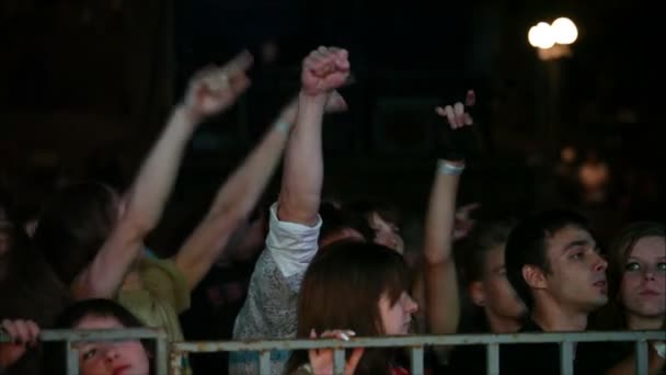 Audiência em um festival de rock — Vídeo de Stock