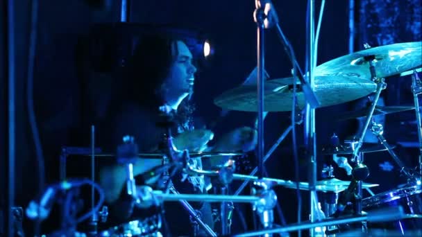 Baterista tocando en un concierto — Vídeos de Stock