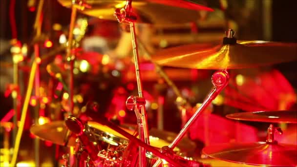 Schlagzeuger spielt bei einem Konzert — Stockvideo