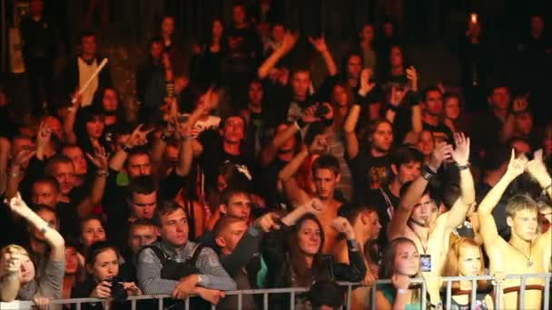 Audiência em um festival de rock — Vídeo de Stock