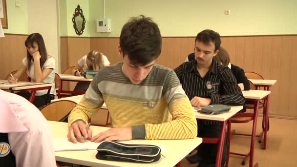 Alunos na aula na escola — Vídeo de Stock