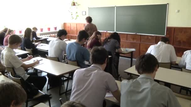 Alunos na aula na escola — Vídeo de Stock
