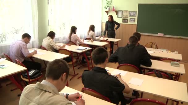 Alumnos en clase en la escuela — Vídeos de Stock