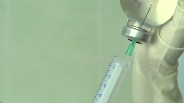 Медсестра набирає медицини шприц — стокове відео