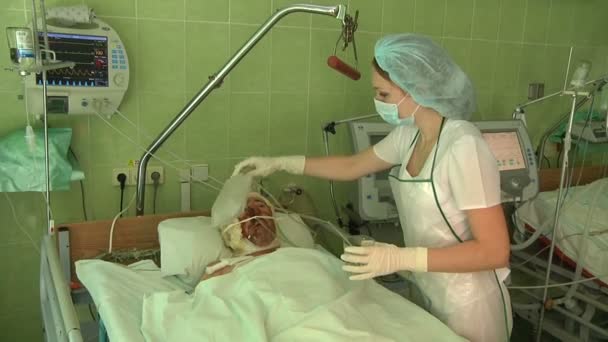 Enfermera cuidando a un paciente enfermo — Vídeos de Stock