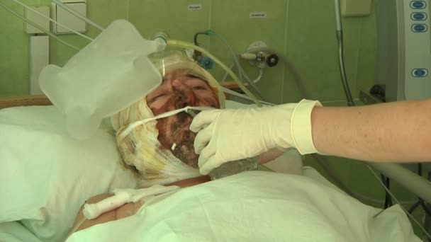 L'infirmière prend soin d'un patient malade — Video