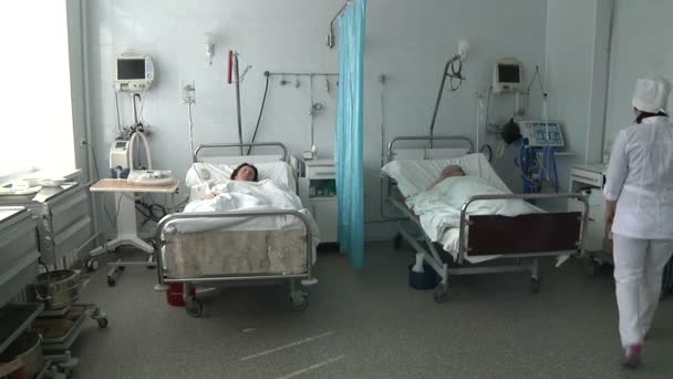 Hemşire umurunda hasta hasta hakkında — Stok video