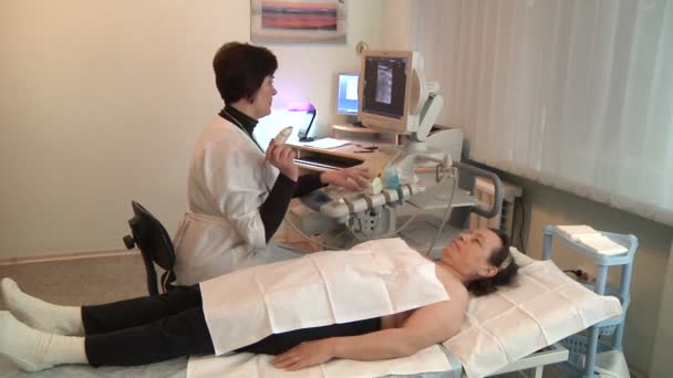 Läkare gör patienten ultraljud — Stockvideo