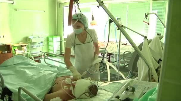 Krankenschwester kümmert sich um kranken Patienten — Stockvideo
