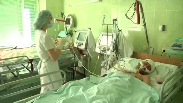 Enfermeira se preocupa com paciente doente — Vídeo de Stock