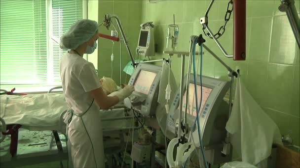 护士对病患者的关心 — 图库视频影像