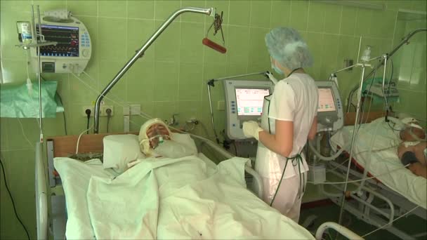 Zdravotní sestra pečuje o nemocného pacienta — Stock video