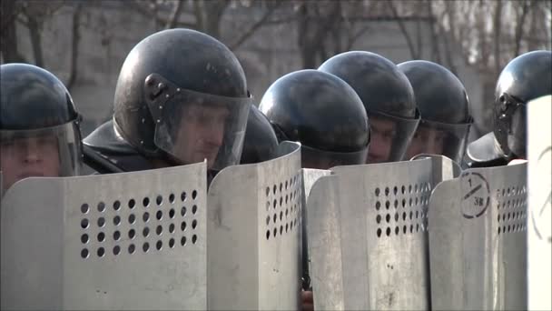 Policía para dispersar los trastornos de masa — Vídeo de stock