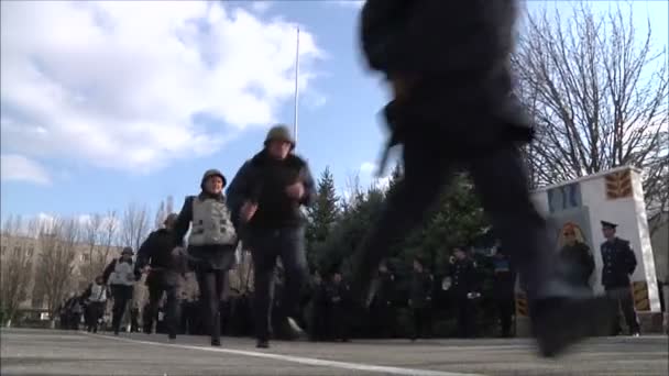 Полиция разгоняет массовые беспорядки — стоковое видео