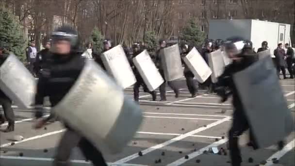 Полиция разгоняет массовые беспорядки — стоковое видео