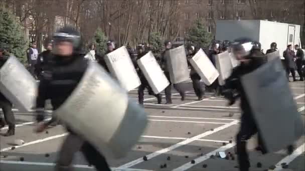 Policía para dispersar los trastornos de masa — Vídeos de Stock