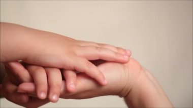 Anne ve oğul el ele tutuşuyorlar.