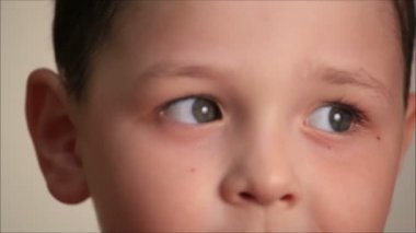 Beyaz arka planda küçük bir çocuk