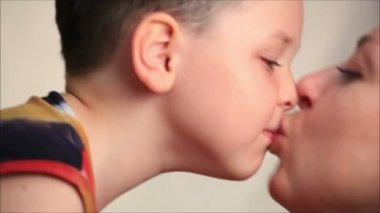 öpüşme anne oğul
