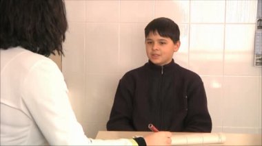 Doktor çocuğu tanılar