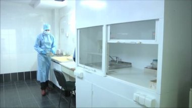 Laboratuvarda çalışan hemşire