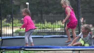 Çocuk tramplen atlama