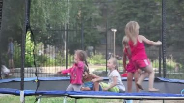 Çocuk tramplen atlama