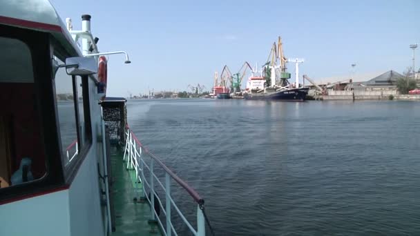 Schepen in de buurt van de zeehaven — Stockvideo