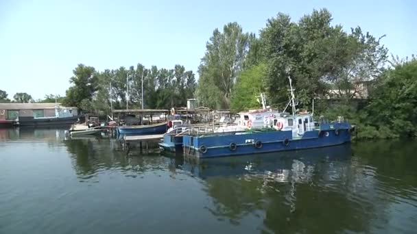 Barcos cerca del puerto marítimo — Vídeos de Stock