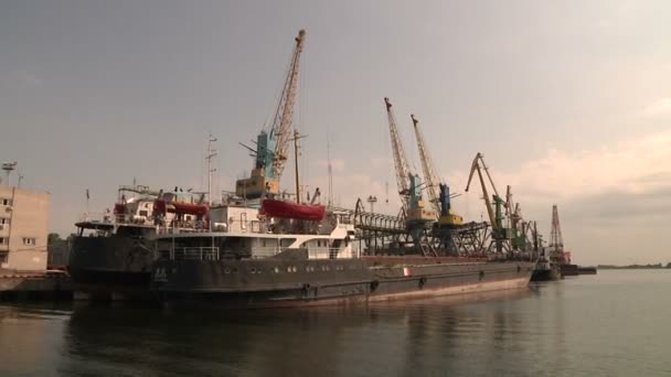 Кораблів поблизу портове місто — стокове відео