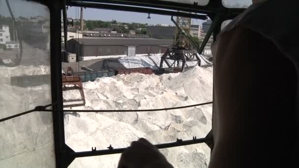 Chargement de sable dans le port — Video