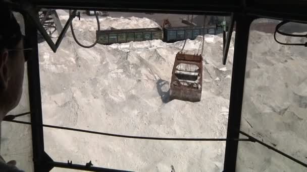 Chargement de sable dans le port — Video