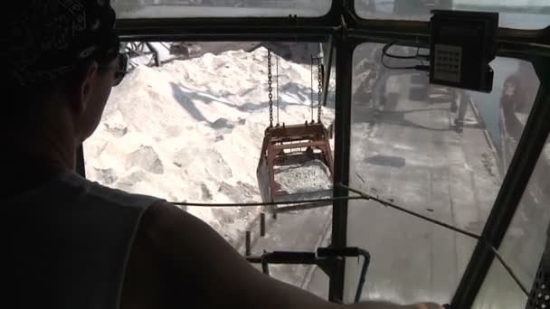 Chargement de sable dans le port — Video